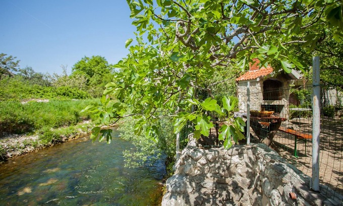 Zrnovnica Casa | Casa con gran jardín, justo al lado del río
