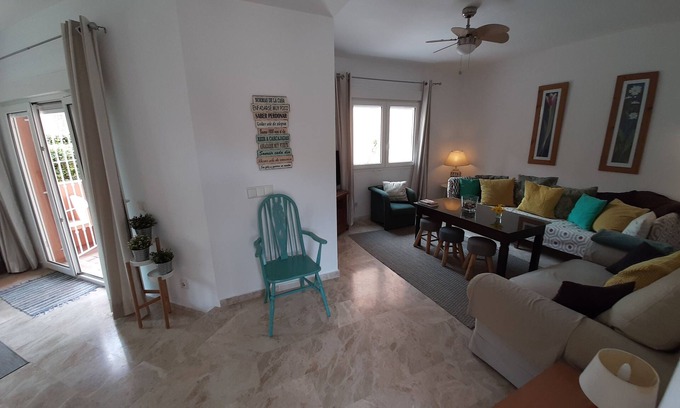 Puerto de la Duquesa Casa | Casa con gran jardín junto al mar, barbacoa, ideal familias.
