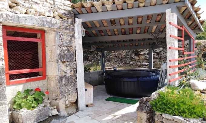 Thezac Casa | House with large garden and private jacuzzi. Natura2000 classified site for its flora