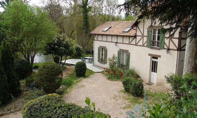Montigny-sur-Loing Casa | Casa con piscina y acceso de tenis entre bosque y río cerca de Fontainebleau