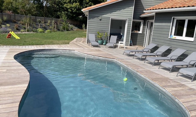 Pornic Chalet De Esquí | Casa con piscina para 8 adultos - 2 niños