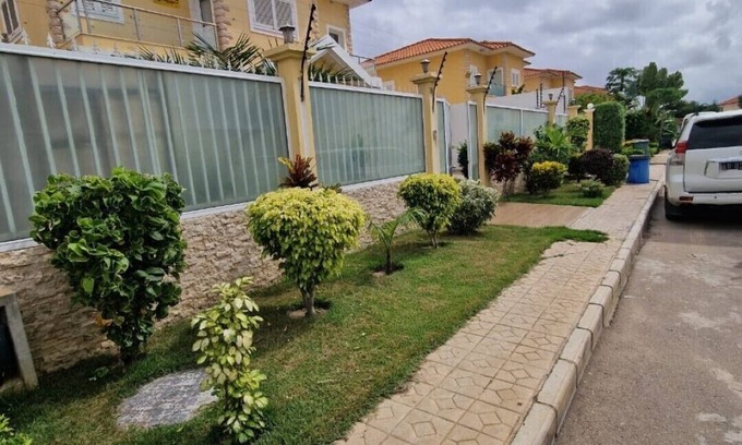 Luanda Casa | House with pool in a thriving and diverse district.
