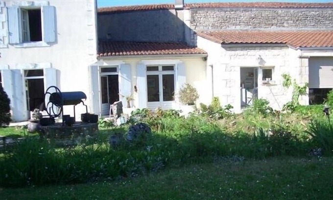 Souvigne Casa | Casa con piscina en el corazón de un pueblo