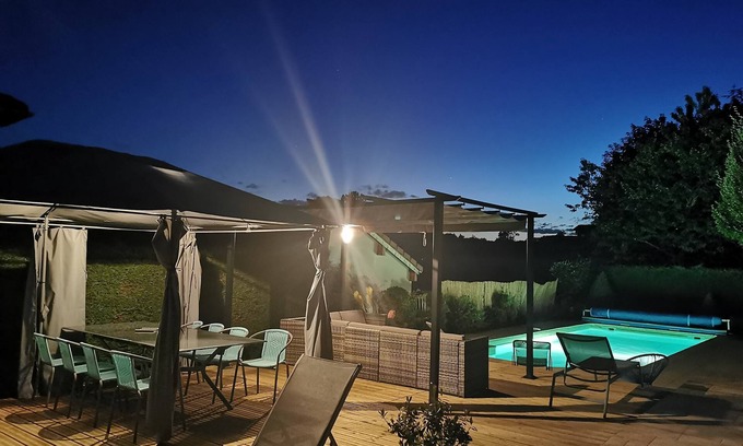 Groisy Casa | House with pool-large enclosed grounds-trampoline