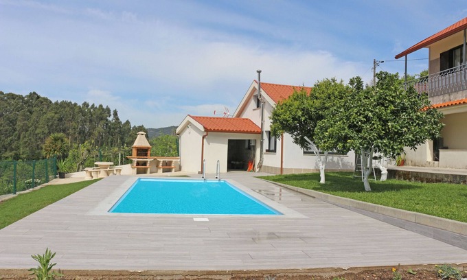 Carvalheira Chalet De Esquí | Casa con piscina privada y vistas a la montaña cerca de Gerês