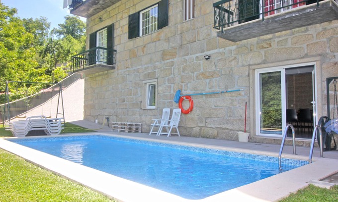 Terras de Bouro Chalet De Esquí | Casa con piscina privada cerca de Gerês
