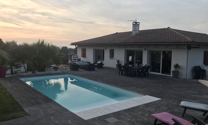 Jatxou Casa | Encantadora casa con piscina a menos de 20 minutos de las playas.