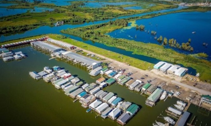 Venice Alquiler De Eote | HOUSEBOAT 2br/1ba RENOVATED, MAIN DOCK, Sleeps 7-8/Venice Marina