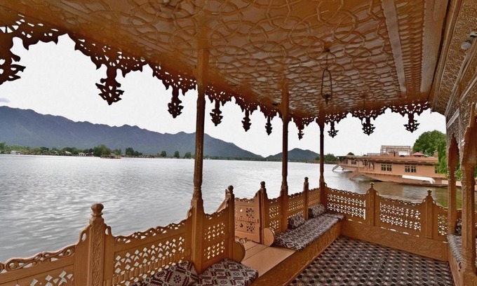 Dal Lake Hotel | Houseboat Danish palace
