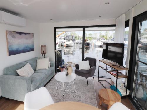 Lemmer Casa | Houseboat in Lemmer with Harbor Views