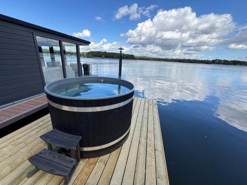 Middelaar Casa | Houseboat Mookerplas met Hottub