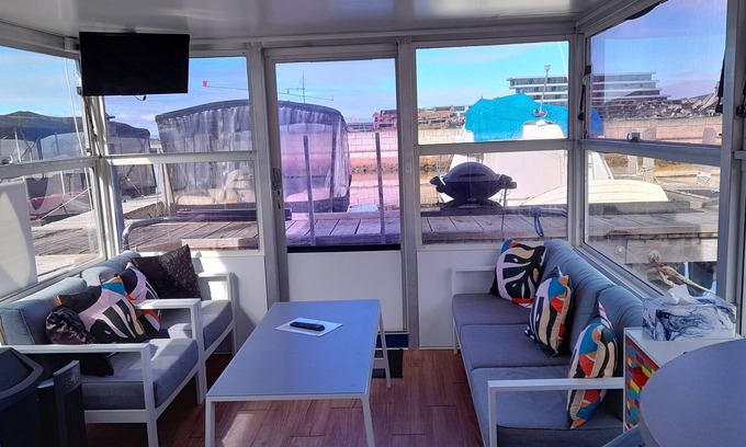 Erskine Alquiler De Eote | Houseboat. ACCOMMODATION ONLY. Location - MQR and Boundry Island Brewery.