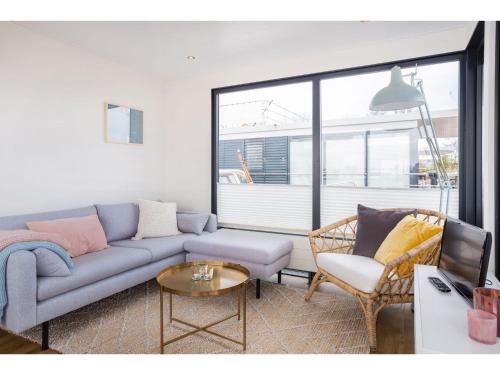 Offingawier Alquiler De Eote | Houseboat Sneekermeer with Garden and Views, cleaning included