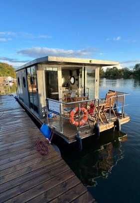 Uraz Apartamento | Houseboat Water Boy apartament pływający dom na wodzie łódź