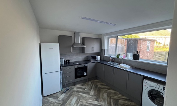 Stockton-on-Tees Casa | HouseSleeps5-Riverfront-Parking-Garden-Contractors