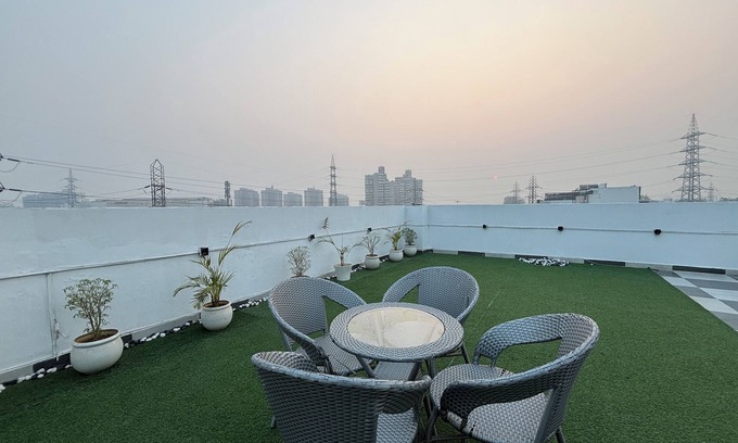 Sushant Lok Hotel | Housr Sector 43 Gurgaon Paras Hospital