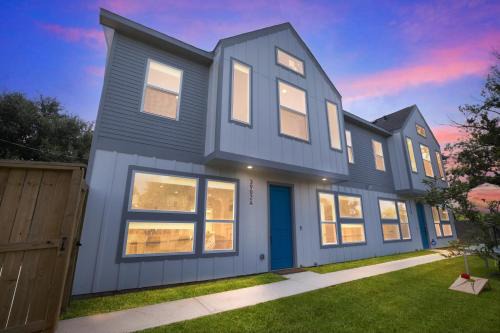 Southeast Houston Apartamento | Houston Cozy Retreat - 3BR 3BA - Downtown Views Duplex