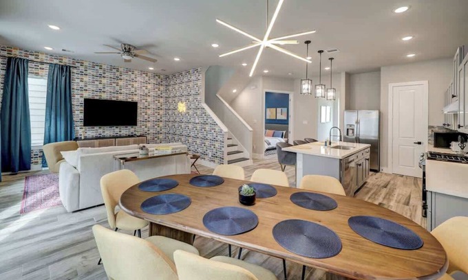 Greater Heights Casa | Houston Heights Luxury Escape –Near Downtown & NRG