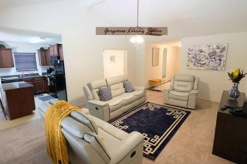 Humble Casa | Houston International Airport, 4 Bedrooms 5 Beds - Leclaire
