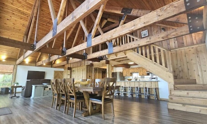 Highlands Casa | Houston Riverfront Cabin Retreat
