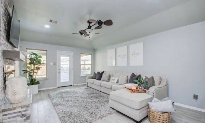 Houston Casa | Houston Sophisticated 4 room home W/Backyard Escape