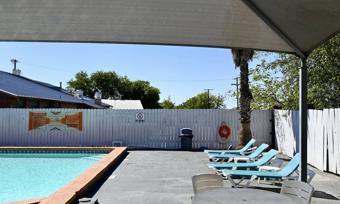 New Braunfels Hotel | Howard Johnson by Wyndham New Braunfels