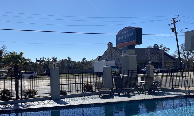 Lake Charles Hotel | Howard Johnson by Wyndham Historic Lake Charles