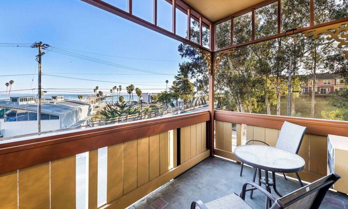 Westside Santa Cruz Hotel | Howard Johnson by Wyndham Santa Cruz Beach Boardwalk