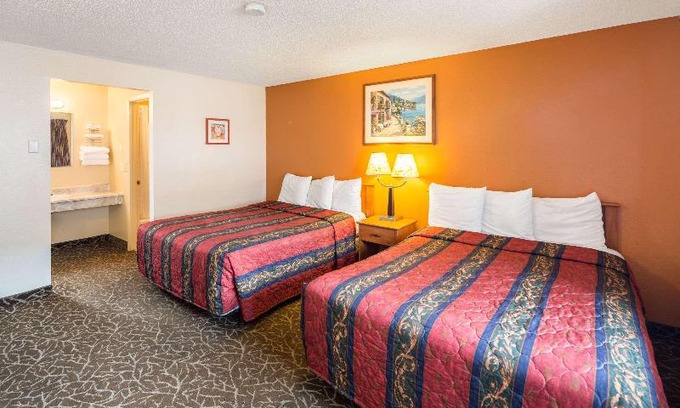 North Spokane Hotel | Howard Johnson by Wyndham Spokane