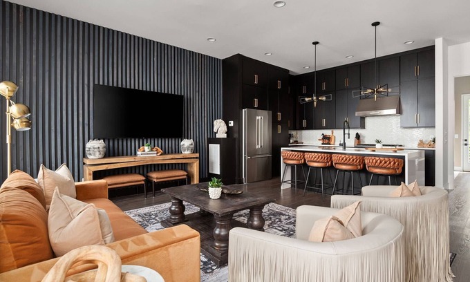 Katie Hill Neighborhood Condominio | Howdy Honey! 8 Beds ~ Hot Tub with Double Deck Rooftop & Amazing City Views ~ 3 Miles to Broadway!