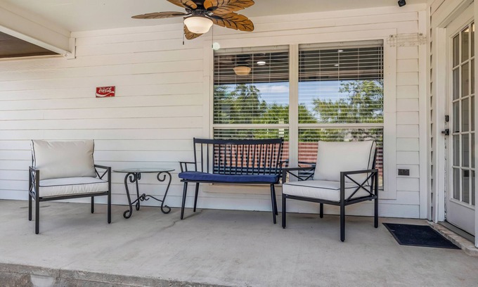 College Station Casa | Howdy! Less than 4 miles from Kyle Field, Shirewood Manor is a perfect getaway.