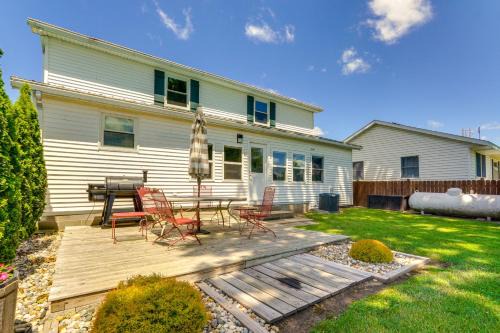 Howe Casa | Howe Retreat with Fire Pit and Private Boat Dock!