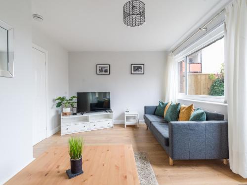 Newcastle-upon-Tyne Casa | Howick House-Sleeps 5-Pet friendly-Parking-Garden