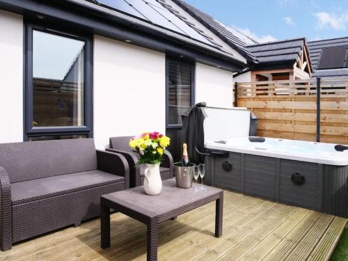 York Casa | Hoxne Cottages - Daisy Cottage with private hot tub