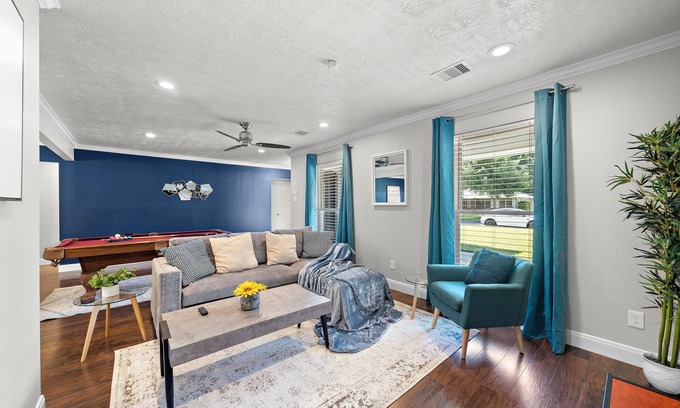 Willow Meadows/Willowbend Area Casa | Htown Home Near NRG, Med Center | BBQ Yard Games