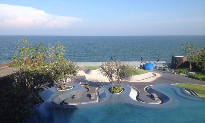 Hua Hin Condominio | Casa de vacaciones en Hua Hin en propiedad frente a la playa de lujo, justo en la playa de nueva construcción con golf