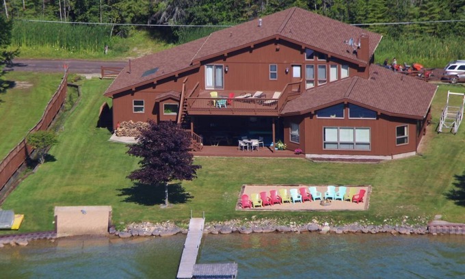 Hubbard Lake Casa | Propiedad frente al mar del lago Hubbard 4 habitaciones / 4 baños - 4400 pies cuadrados