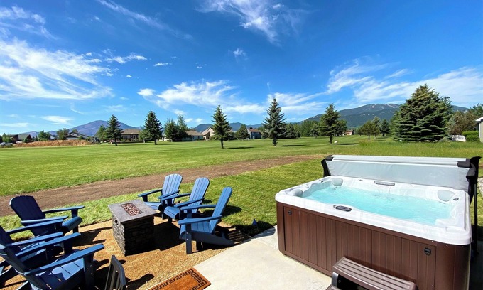 Red Lodge Casa | HuckleBeary Hideaway- 4 Bed/2Bath Mountain Home with Hot Tub and Spectacular Mountain Views