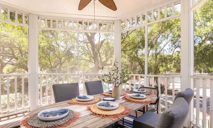 Charleston County Condominio | Huckleberry by Avantstay Classic Charleston Home Close to Beach Outdoor Dining