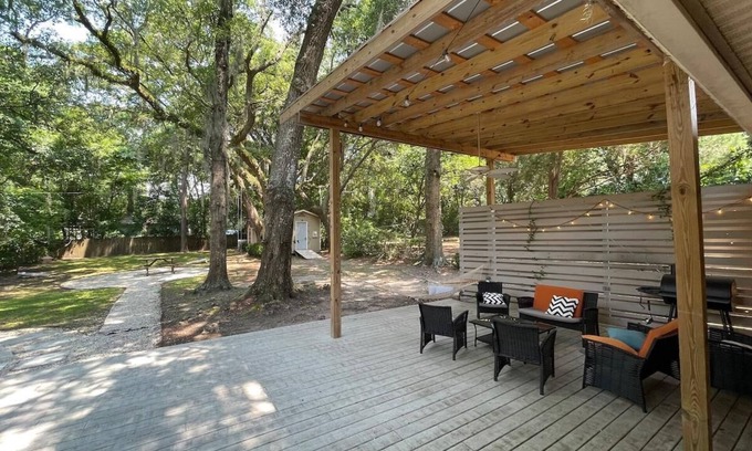 North Charleston Casa | Huckleberry Flynn: Spacious + Comfy + Arcade Room!