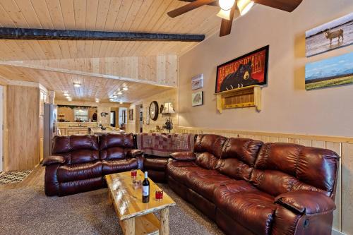Island Park Casa | Huckleberry Hollow