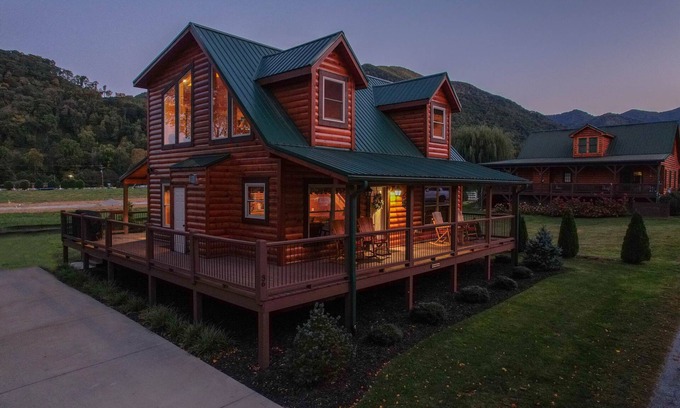 Maggie Valley Cabina | Huckleberry Lodge ~ Fall Color ~ New Cabin by Willow Tree Cabins