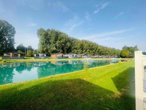 Allerthorpe Casa | Huckleberry Lodge with Hot Tub
