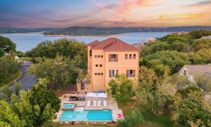 Travis Landing Casa | Hudson by AvantStay | W/ Beautiful Views, Multiple Living Areas, Pool & Games
