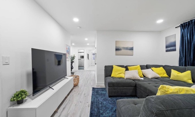 Constable Hook Casa | Hudson Oasis | Sleeps 10 | NYC| EWR | Free Parking