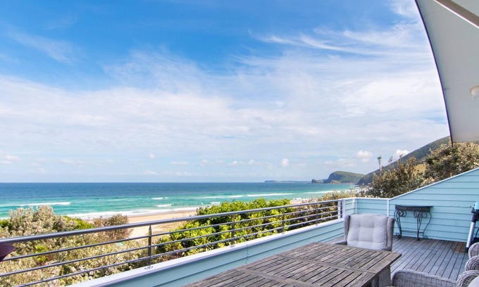 Blueys Beach Casa | Huey's Lookout - beachfront spacious pet friendly home