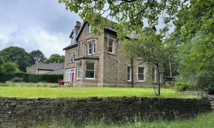 Buxton Casa | Huge 11 Bed House in Buxton w/ Parking Hot Tub