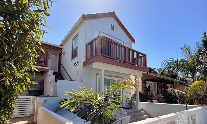 Belmont Shore Apartamento | Huge 1200 Sq Ft Updated Spanish Style Apartment- Steps To The Beach AND The Bay!