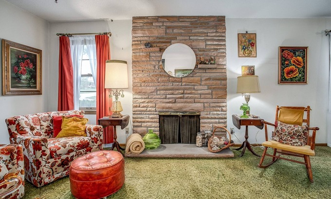 Independence Casa | Huge 1960s Style Family and Pet Friendly Home