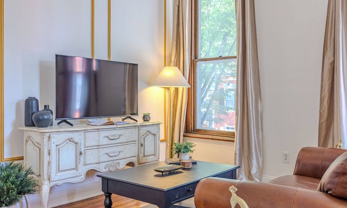 Downtown Apartamento | Huge 1br apt, baby-friendly, dogs, walkable downtown